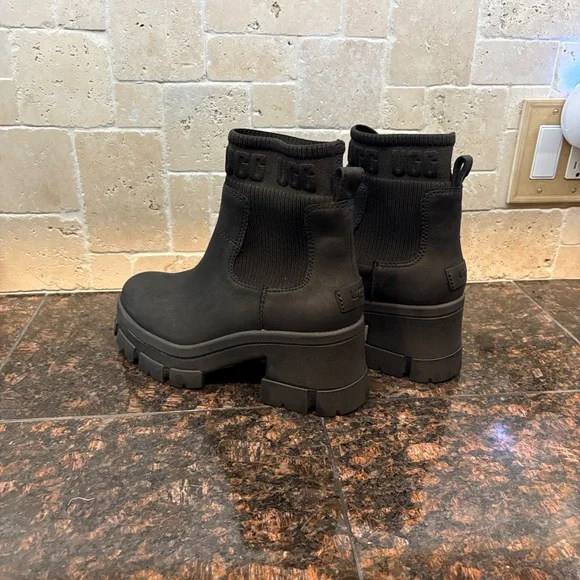 NWT Ugg Brooklyn Chelsea Boots Black Suede heel label with embossed UGG® logo. - Picture 6 of 8